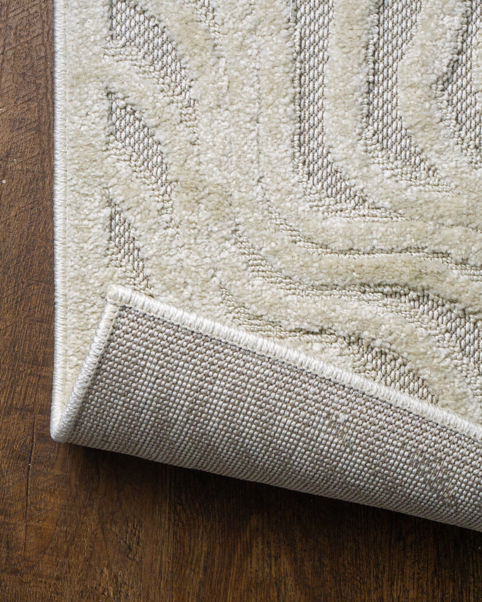 Cream wavy line patterned rug with organic swirled texture design