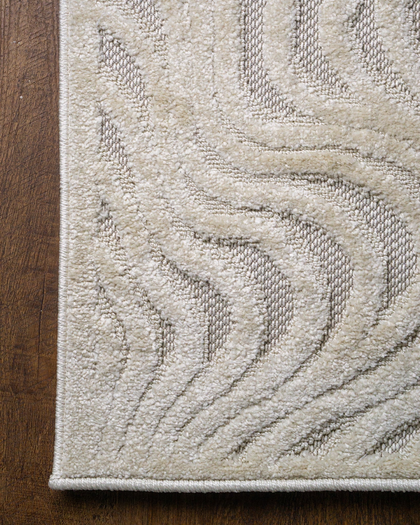 Cream wavy line patterned rug with organic swirled texture design