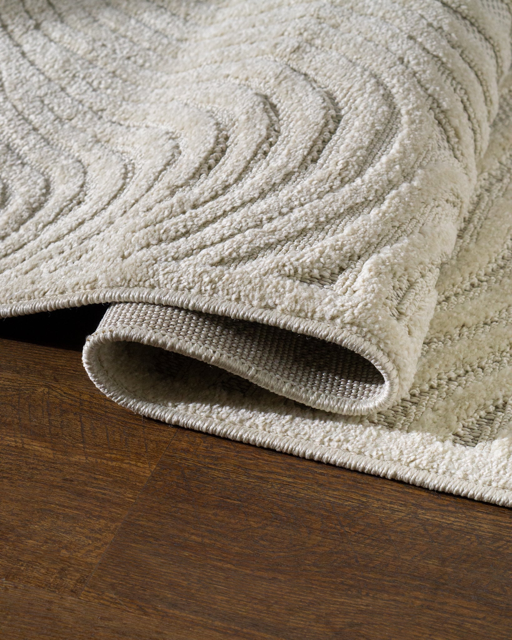 Cream wavy line patterned rug with organic swirled texture design