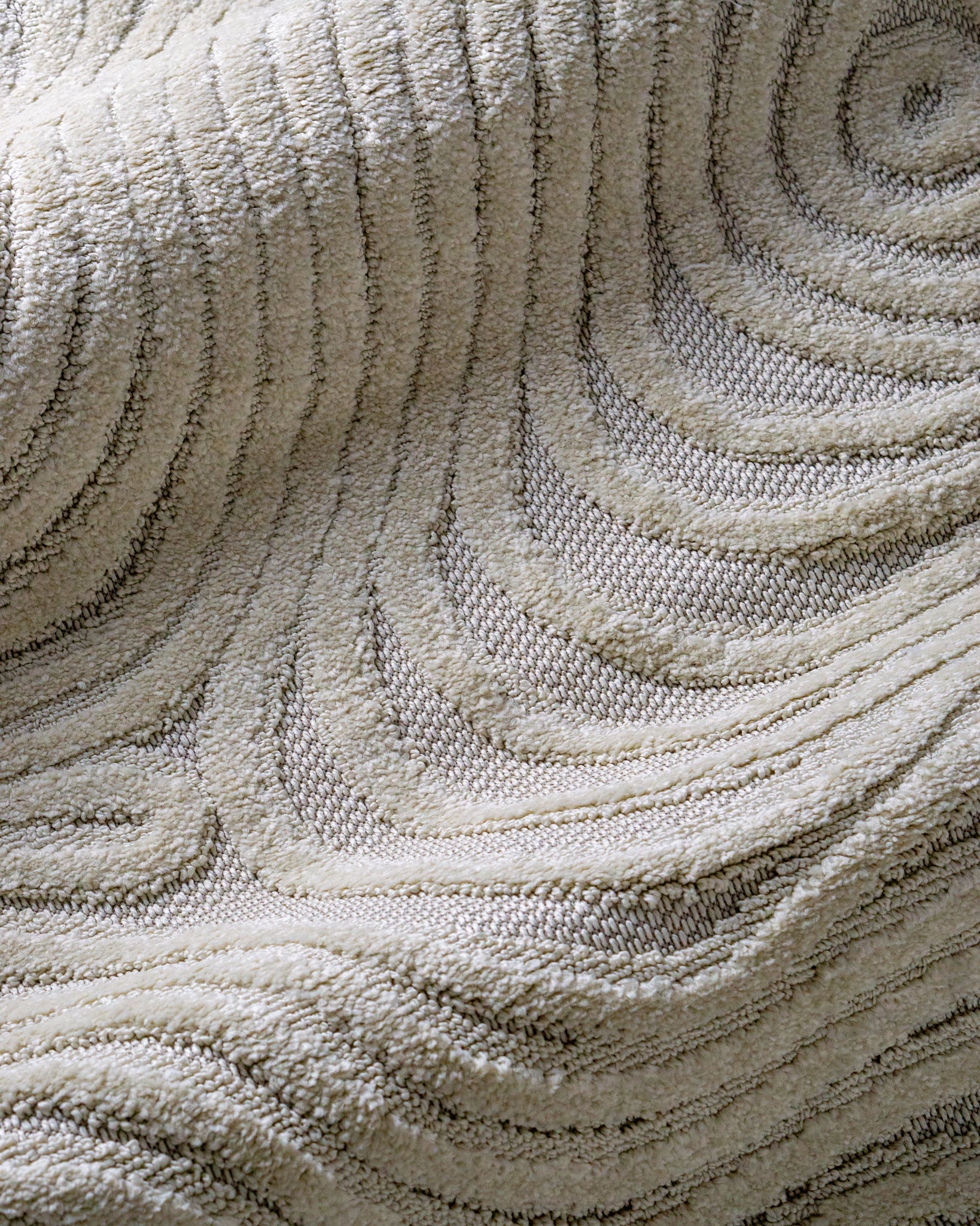 Cream wavy line patterned rug with organic swirled texture design